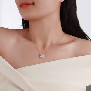 Người mẫu đeo dây chuyền bạc nữ bướm đính đá