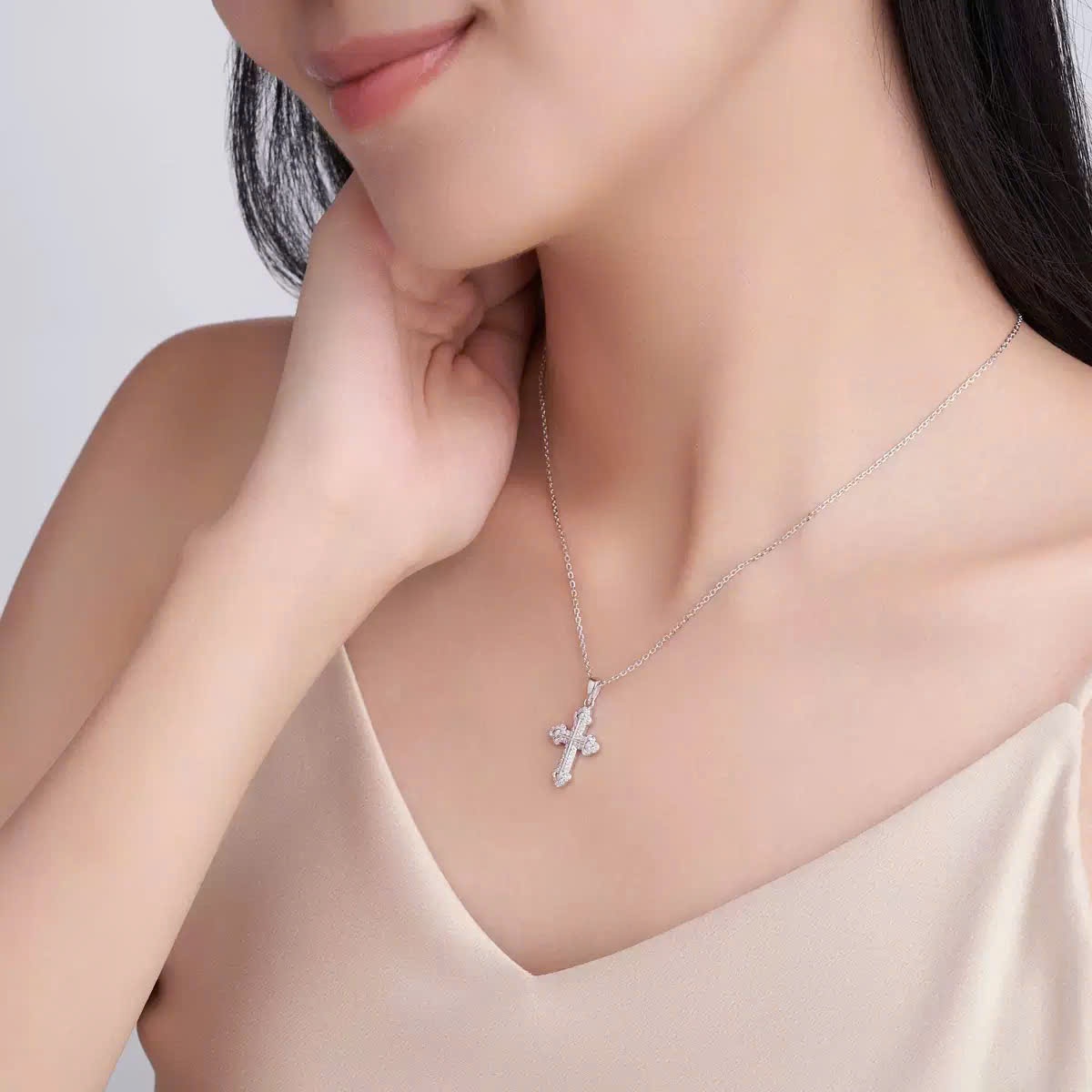 Người mẫu đeo dây chuyền bạc nữ mặt thánh giá
